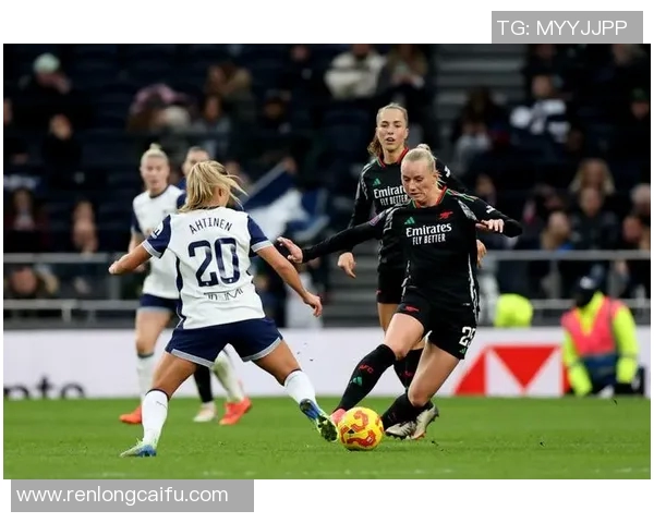 足球明星与女生的野外足球激情瞬间精彩图片分享